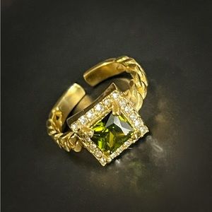 ✨Elegant 18K Gold Plated Interlock Ring with Zircon (peridot color)